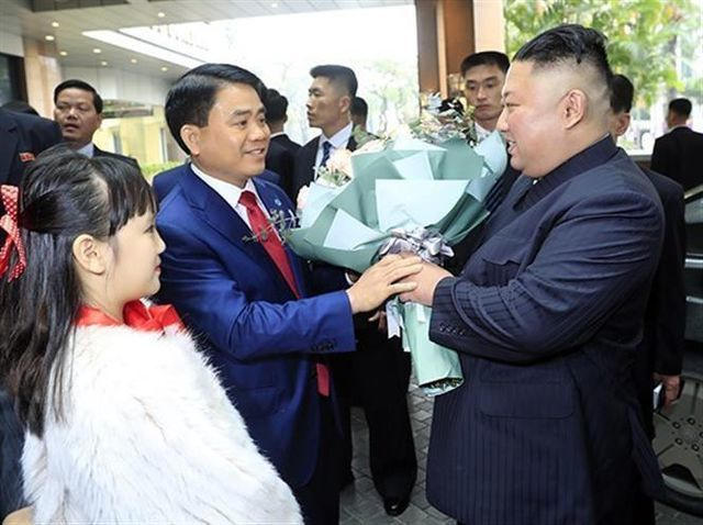 Chủ tịch UBND TP Hà Nội Nguyễn Đức Chung đón Chủ tịch Kim Jong-un và đoàn Triều Tiên tại khách sạn Melia. (Ảnh: Nhan Sáng - TTXVN)