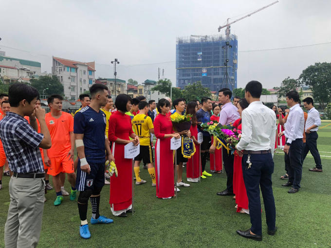 BTC trao cờ lưu niệm và hoa chúc mừng các đội tham gia giải.