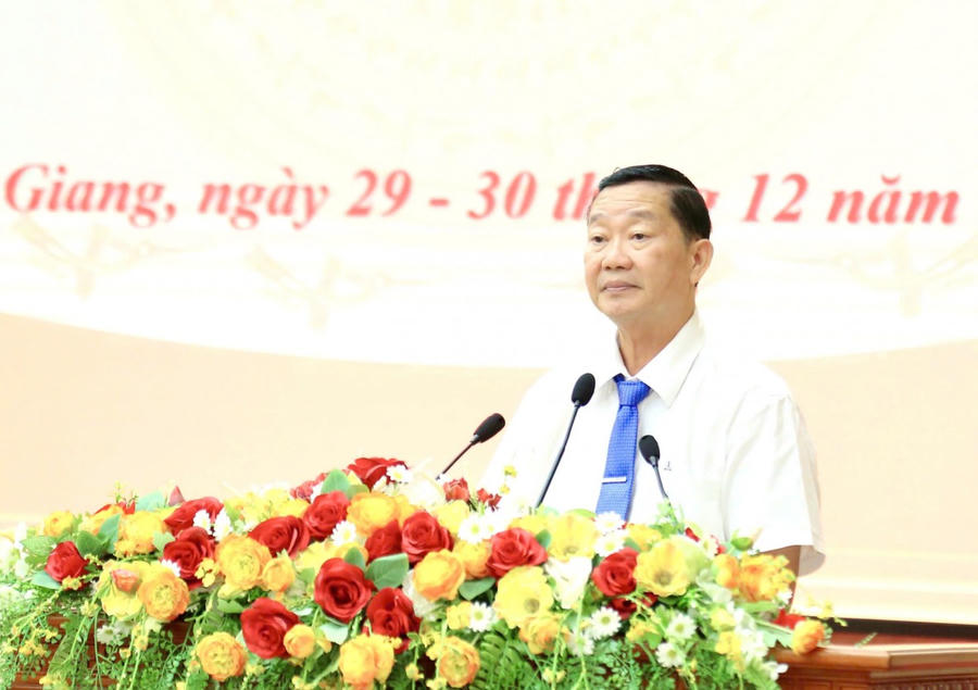 Ông Trần Quang Bảo, Giám đốc Sở Giáo dục và Đào tạo (GD&ĐT) tỉnh An Giang báo cáo tại phiên họp.