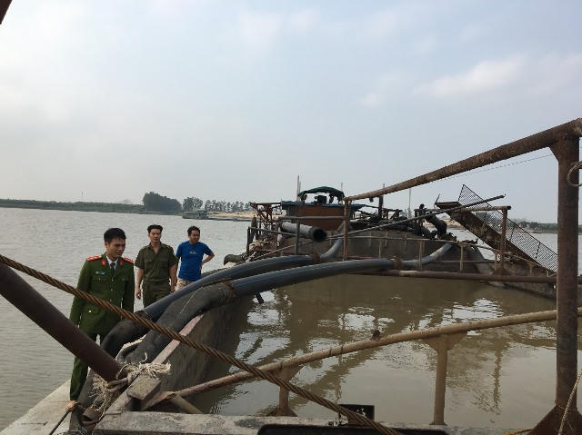 Lực lượng chức năng kiểm tra tàu hút cát. (Ảnh: Công an Hà Nam)