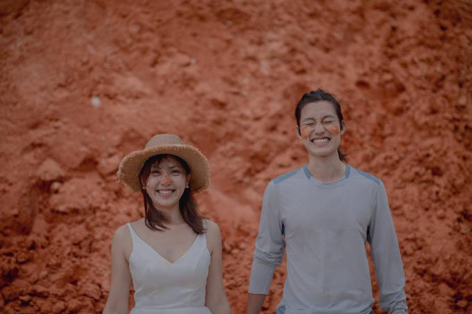 Không màu mè, chính sự giản dị, tự nhiên là điểm cuốn hút làm cho người xem không rời nổi mắt khỏi cặp đôi Paul và Olivia.
