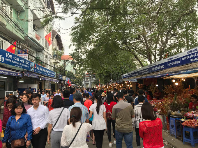Dòng người phải nhích từng tí một để vào làm lễ tại Phủ Tây Hồ những ngày đầu năm mới.