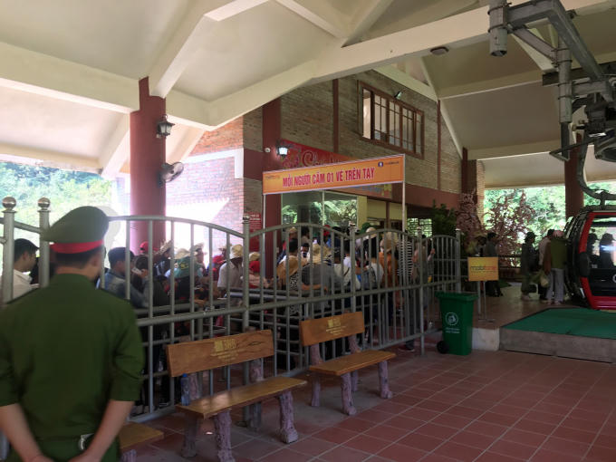 Du kh&aacute;ch xếp h&agrave;ng để mua v&eacute; l&ecirc;n c&aacute;p treo