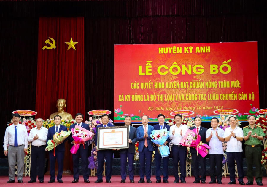 Lãnh đạo tỉnh Hà Tĩnh trao bằng công nhận huyện đạt chuẩn NTM cho lãnh đạo huyện Kỳ Anh.