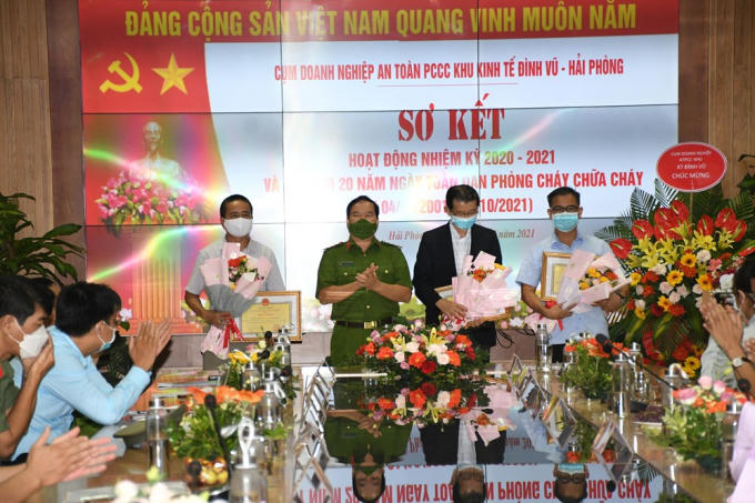 Khen thưởng Cụm Doanh nghiệp an toàn PCCC Khu kinh tế Đình Vũ – Hải Phòng.