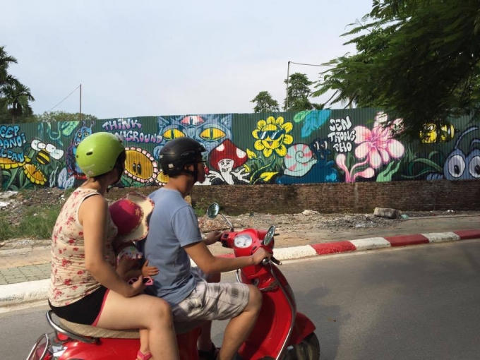 Bức ảnh trông cực kỳ nghệ thuật chứ không đơn giản chỉ là những nét vẽ nguệch ngoạc, cáu bẩn tại con đường Tây Hồ