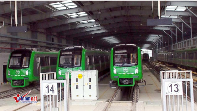 Đội ngũ lái tàu sau khi được đào tạo, sát hạch liên tục được hướng dẫn cho chạy thử trên tuyến. Các đoàn tàu được lập trình tốc độ, thời gian dừng đỗ tự động. Lái tàu quan sát tín hiệu ghi, thao tác đóng mở cửa tàu và xử lý các sự cố nếu có