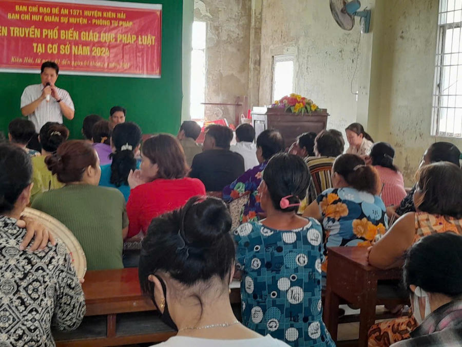 Phòng Tư pháp và Ban chỉ huy quân sự huyện Kiên Hải trong một buổi tuyên truyền pháp luật ở cơ sở.