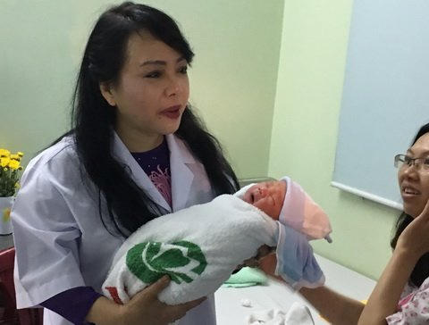 Nâng niu 1 em bé vừa chào đời...