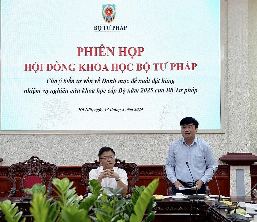 Ông Nguyễn Văn Cương, Viện trưởng Viện Chiến lược và Khoa học pháp lý, Phó Chủ tịch Hội đồng
khoa học Bộ trình bày báo cáo.