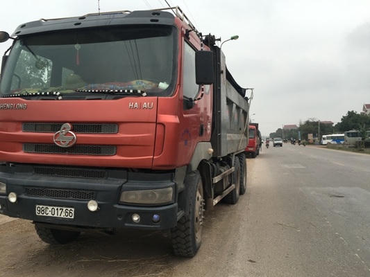 Rất nhiều xe tải bị lực lượng kiểm tra, xử lý (Ảnh: Du Nghĩa).