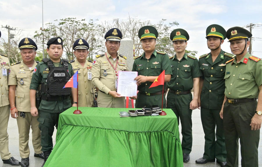 Ban chỉ huy đồn Biên phòng cửa khẩu Quốc tế Hà Tiên ký và trao biên bản giao nhận 40 công dân Việt Nam do phía Campuchia trao trả.
