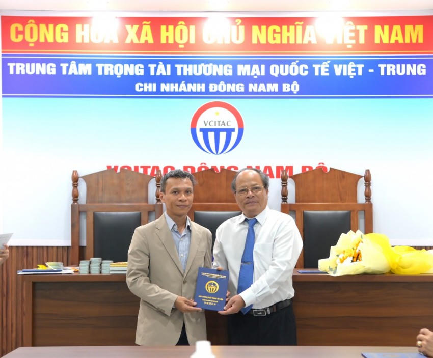 Tiến sĩ Luật Đặng Công Tráng và Tiến sĩ Lưu Đức Quang nhận quyết định trở thành Trọng tài viên của Trung tâm Trọng tài Thương mại Quốc tế Việt - Trung (VCITAC) Chi nhánh Đông Nam Bộ.