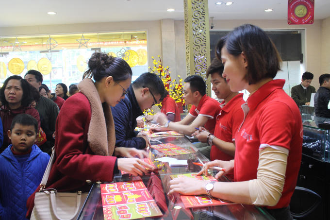 V&igrave; lượt kh&aacute;ch tăng đột biến, nhiều cửa h&agrave;ng đ&atilde; phải tăng th&ecirc;m số lượng nh&acirc;n vi&ecirc;n phục vụ