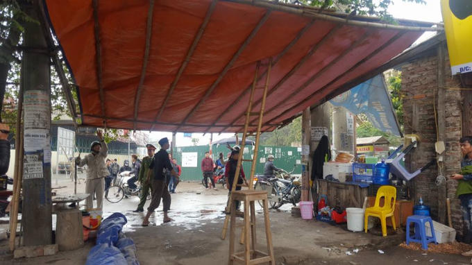 Tại đường Nguyên Xá thuộc Bắc Từ Liêm, người dân tự tháo dỡ hàng quán bày bán tại vỉa hè.