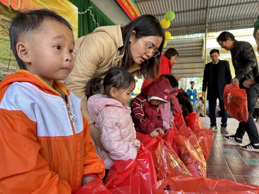 Những món quà được trao tận tay cho các em học sinh nhỏ.