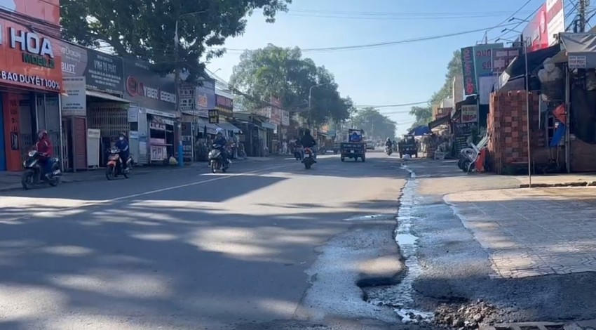 Đường Bùi Văn Hoà chật hẹp, đã xuống cấp.