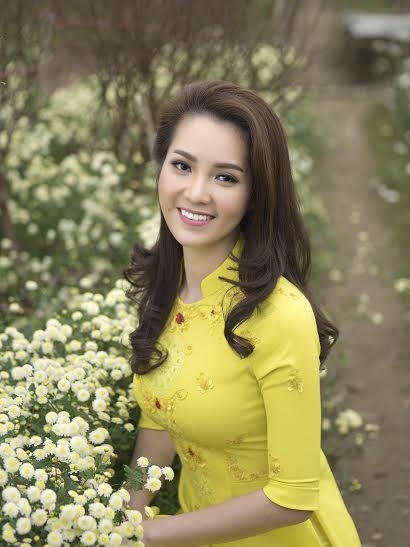 &Aacute; hậu Thụy V&acirc;n thướt tha với &aacute;o truyền thống b&ecirc;n