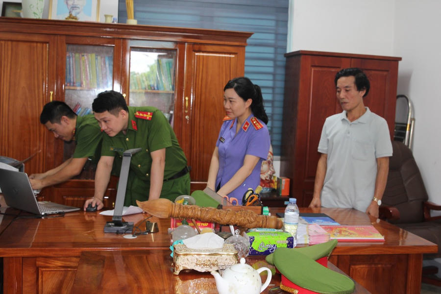 Khám xét nơi làm việc của Trưởng phòng Tư pháp, nguyên Trưởng phòng Tài chính, thị xã Cửa Lò - Ảnh Công an Nghệ An.
