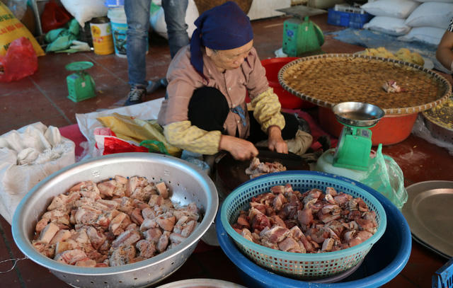 Bà Tĩnh, tuy không phải người làng Tranh Khúc nhưng 20 năm năm nay cứ tết đến bà lại khăn gói lên nhà con gái để phụ con làm bánh. Công việc của bà chuyên chỉ ngồi thái thịt làm nhân. Mỗi chiếc bánh sẽ có khoảng từ 1,5 đến 2 lạng thịt lợn ba chỉ. Mặc dù đã gần 80 tuổi nhưng bà thái thịt vẫn nhanh thoăn thoắt.