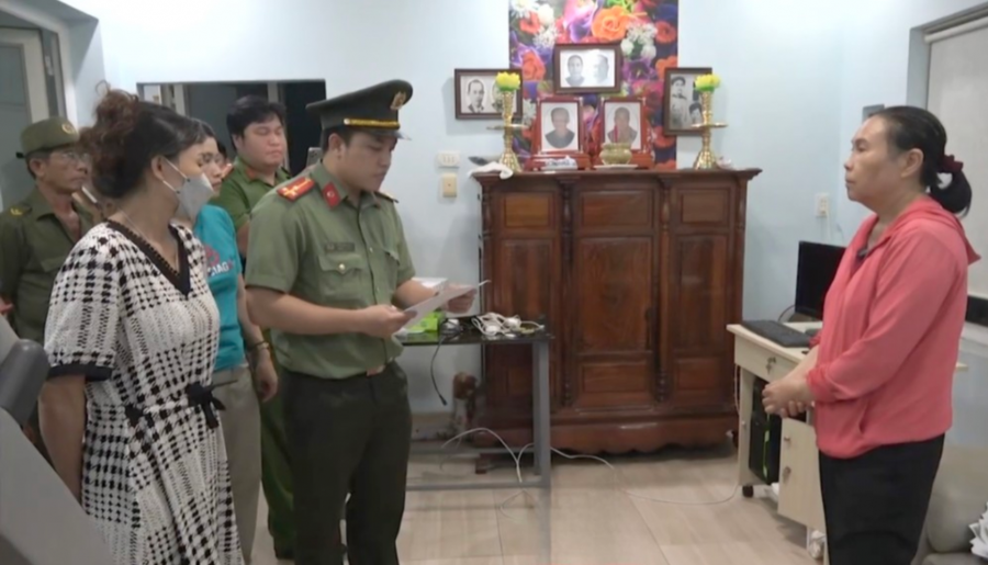 Cơ quan điều tra tống đạt các quyết định đối với Nguyễn Thị Hường (Ảnh: Công an TP HCM)