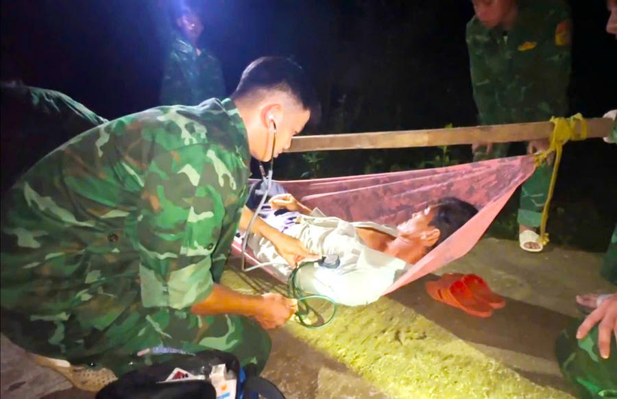 Quân y Đồn Biên phòng Hòn Chuối khám, sơ cứu ban đầu cho bệnh nhân Nguyễn Phát Đạt.