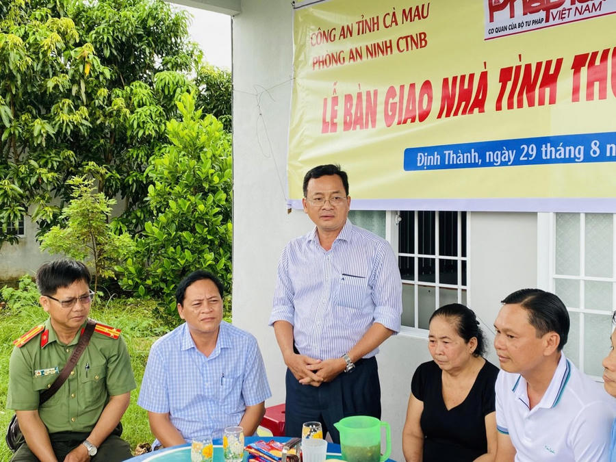 Nhà báo Trần Phong Trần - Trưởng VPĐD Báo Pháp luật Việt Nam tại TP Cần Thơ (khu vực ĐBSCL) phát biểu tại buổi lễ trao nhà.