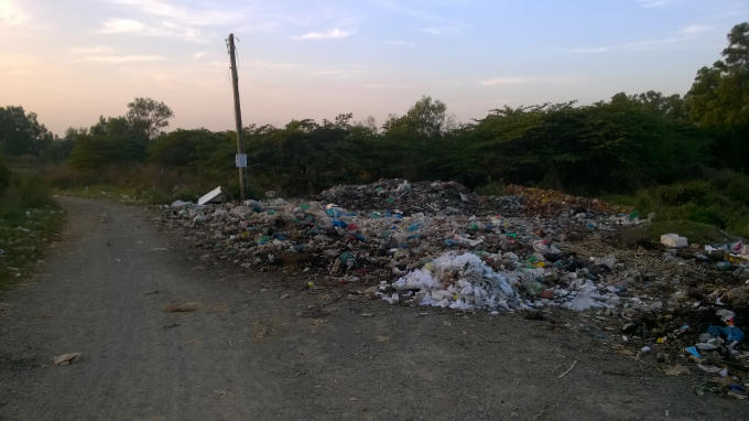 Bãi rác ngay lối vào khu dân cư.