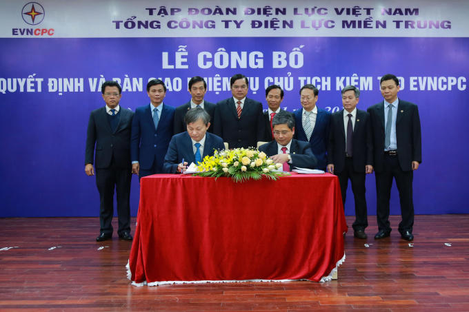 Ông Trần Đình Nhân (trái) bàn giao nhiệm vụ Chủ tịch kiêm Tổng Giám đốc EVNCPC cho ông Võ Quang Lâm (phải).