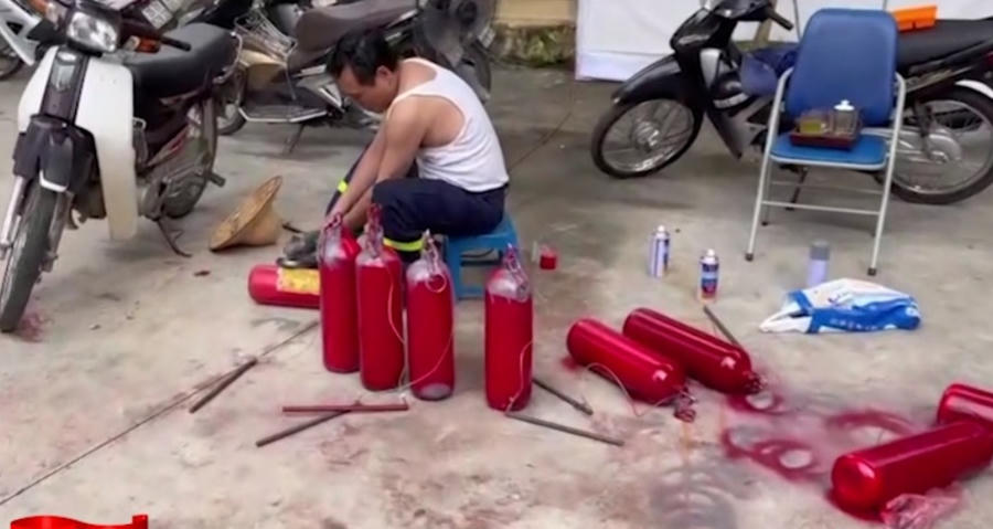 Mỗi khi rảnh thời gian, lúc nghỉ ngơi, các CBCS lại tranh thủ thu lại các bình chữa cháy xách tay đã hết hạn sử dụng để tái chế.
