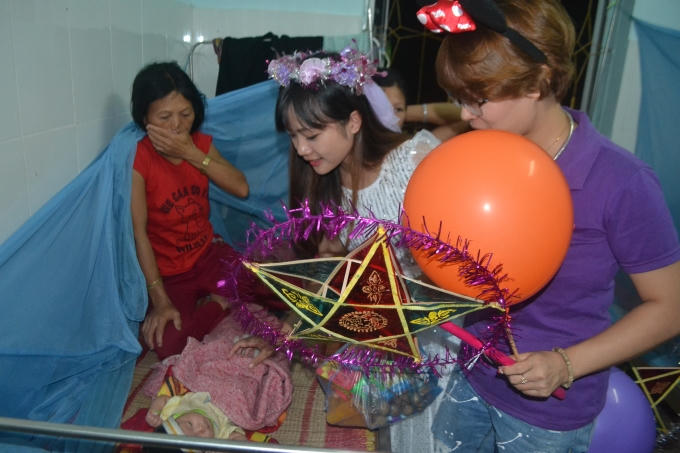 H&agrave; Giang: Mang Trung thu đến với trẻ em ngh&egrave;o tại bệnh viện