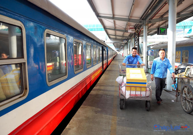 Nhân viên tại ga vận chuyển hàng hóa lên tàu.