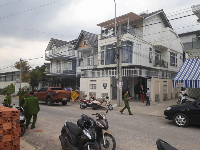 Lực lượng chức năng khám nghiệm hiện trường vụ nổ súng.