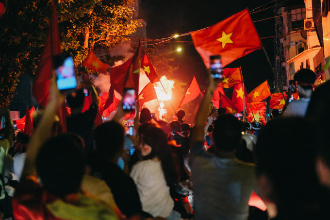 Tại phố Nguyễn Thái Học (Hà Nội), một tốp bạn trẻ đốt pháo sáng dẫn đầu đoàn xe máy tiến về phía Hồ Gươm để ăn mừng.