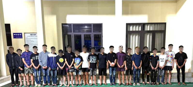 21 đối tượng gây rối trật tự công cộng bị tạm giữ tại Cơ quan Công an. Ảnh Công an Quảng Ninh