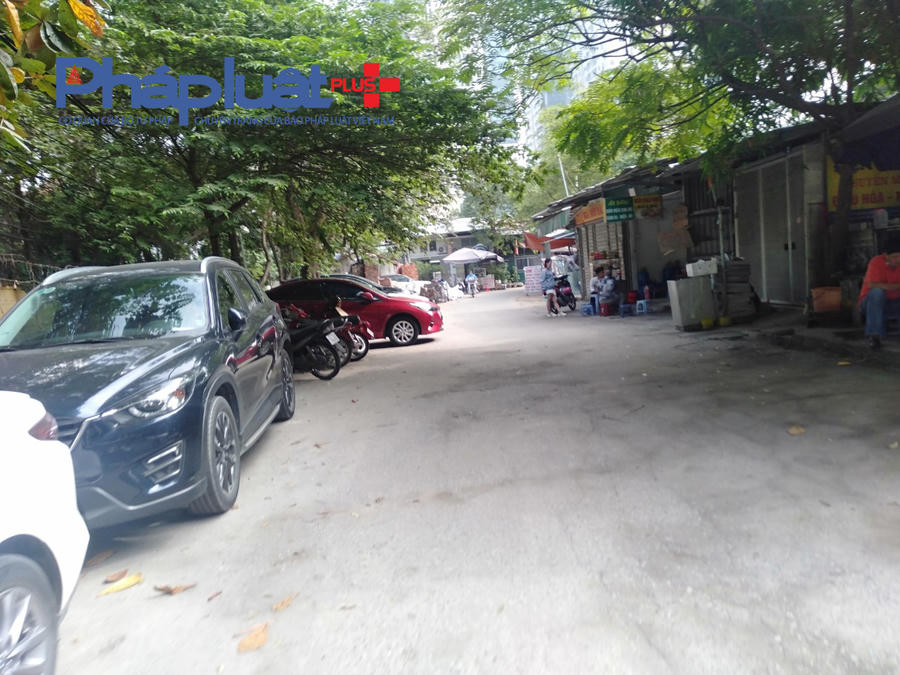 Những ngôi nhà không phép nhếch nhác, chỗ gửi xe bao quanh khuôn viên di tích.