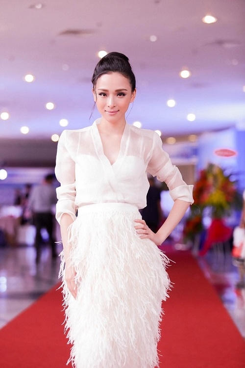 Cô bị bắt với tội danh lừa đảo nhằm chiếm đoạt tài sản.