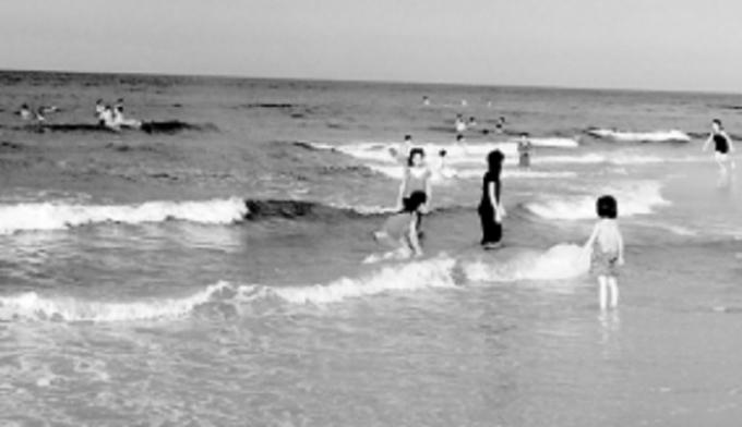 Nguy cơ đuối nước tiềm ẩn tại các bãi biển tự phát.