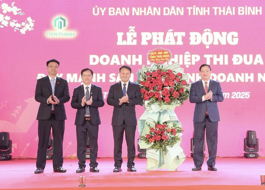 Ông Nguyễn Khắc Thận, Bí thư Tỉnh ủy tặng hoa chúc mừng Công ty Cổ phần Phát triển đầu tư và xây lắp Tiến Thịnh