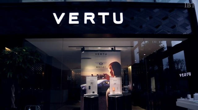 Vertu là nhà sản xuất điện thoại thông minh sang trọng của Anh, chuyên bán điện thoại được làm bằng titan với dịch vụ trợ giúp đặc biệt có giá từ 4.200 đến hơn 20.000 bảng Anh. (Nguồn: IBTimes)