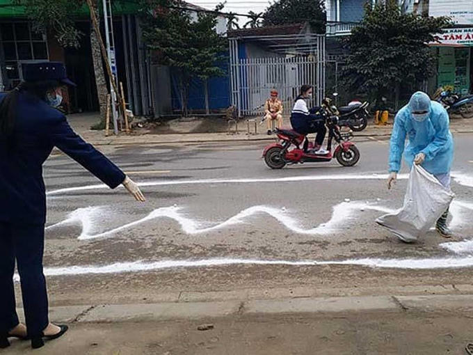 Khoanh vùng, phun thuốc khử trùng, tiêu độc tại khu vực phát hiện ổ dịch tả heo châu Phi tại Thanh Hóa. Ảnh: ĐẶNG TRUNG