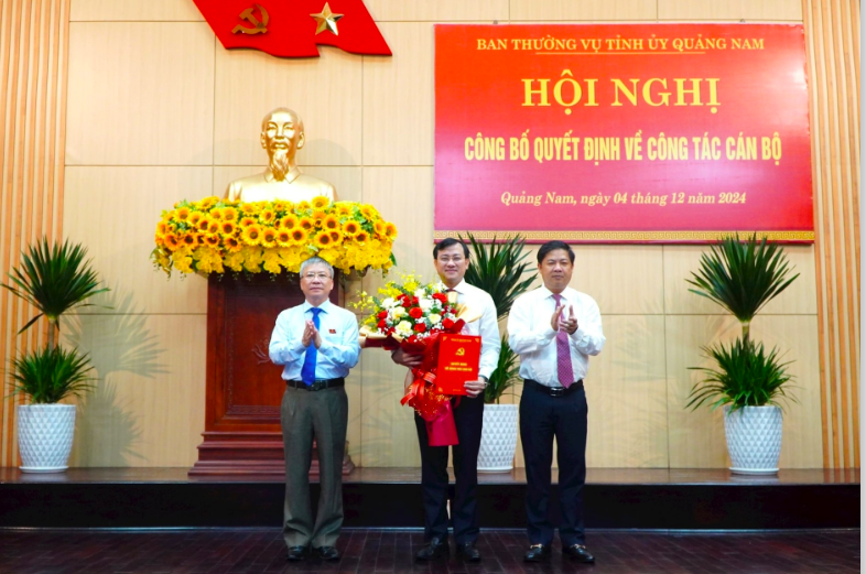 Bí thư Tỉnh ủy Lương Nguyễn Minh Triết và Phó Bí thư Thường trực Tỉnh ủy, Chủ tịch HĐND tỉnh Nguyễn Đức Dũng trao quyết định và tặng hoa chúc mừng ông Phan Văn Bình. Ảnh: VINH ANH
