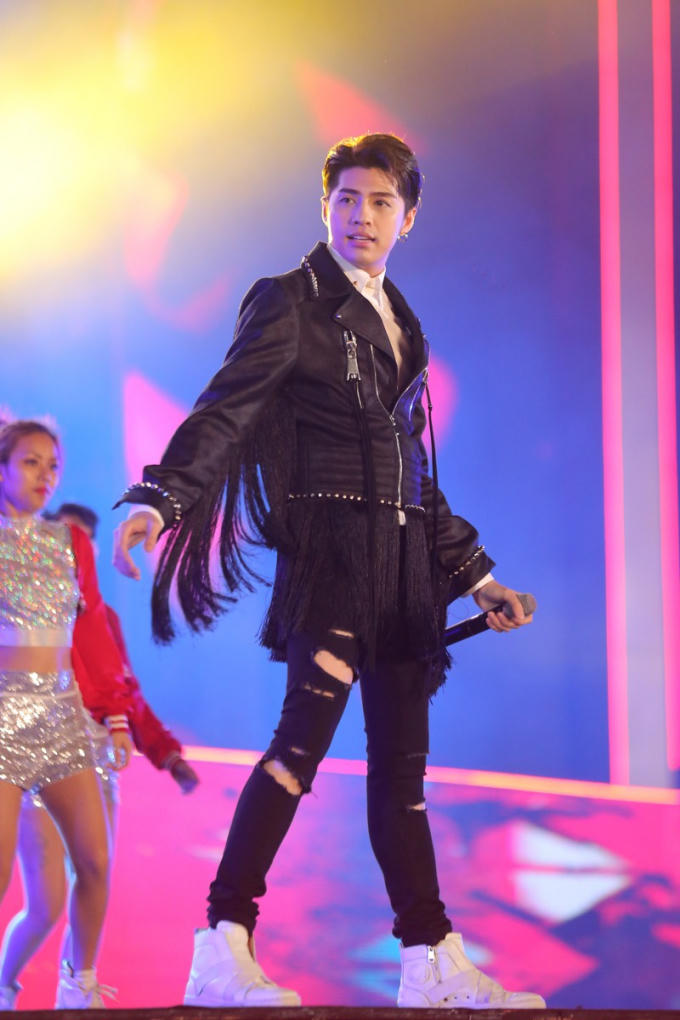 Noo Phước Thịnh cũng đem đến một bản mash up của Tình yêu màu nắng và Những ngày xuân rực rỡ. Sau đó, anh trở lại hình ảnh sôi động với ca khúc Hold me tonight. Với lượng fan đông đảo, không khó để Noo khuấy động sân khấu.