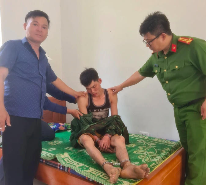 Cảnh sát bắt giữ nghi phạm Quân (Ảnh: Hoàng Văn).