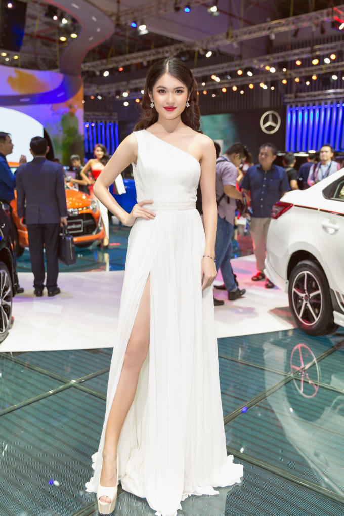 &Aacute; hậu Thuỳ Dung tiếp tục lấn s&acirc;n vai tr&ograve; MC song ngữ