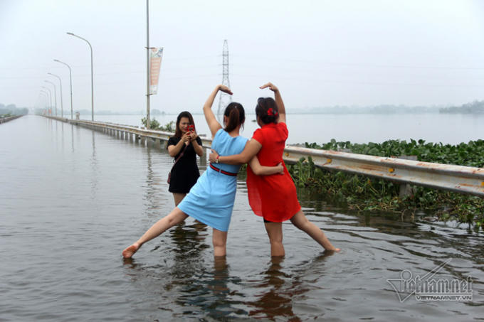 Thi nhau tạo dáng chụp ảnh
