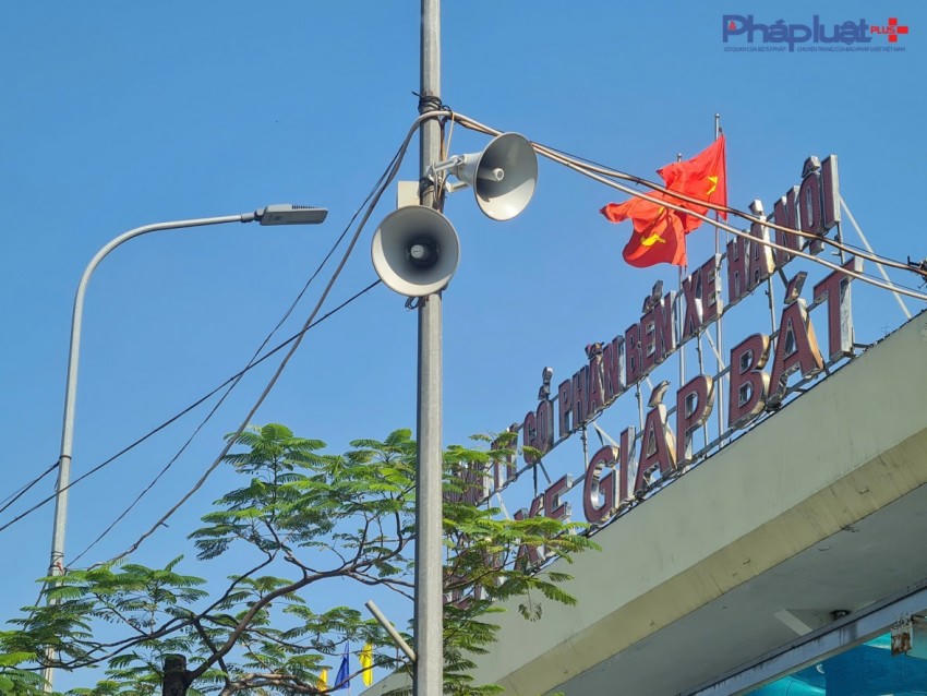 Hệ thống loa phát thanh được phát liên tục nhắc nhở hành khách cũng như hướng dẫn hành khách đến các khu vực làm thủ tục di chuyển một cách nhanh gọn nhất.