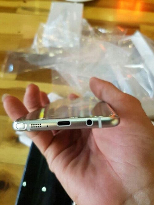 Cạnh dưới của máy là cổng kết nối, giắc cắm tai nghe, loa, và bút S-Pen