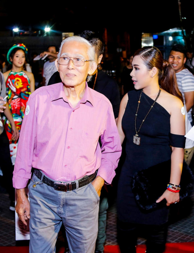 Nữ đạo diễn Thanh Nhân cùng cha đến buổi ra mắt phim Dạ cổ hoài lang.