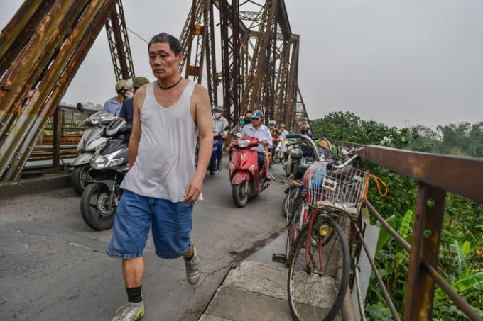 Không bày hàng thì để xe đạp. Đó là lý do người đi bộ buộc phải lưu thông dưới lòng đường cùng xe máy.